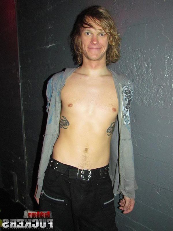 15P Twink Sucking In The Back Room