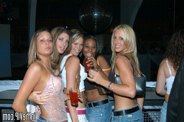 16P Slammin club babes gettin down in the vip room