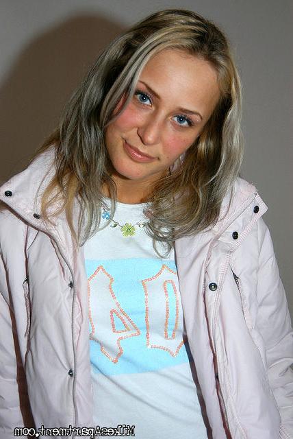 15P Hot roommate banging her way in for free rent
