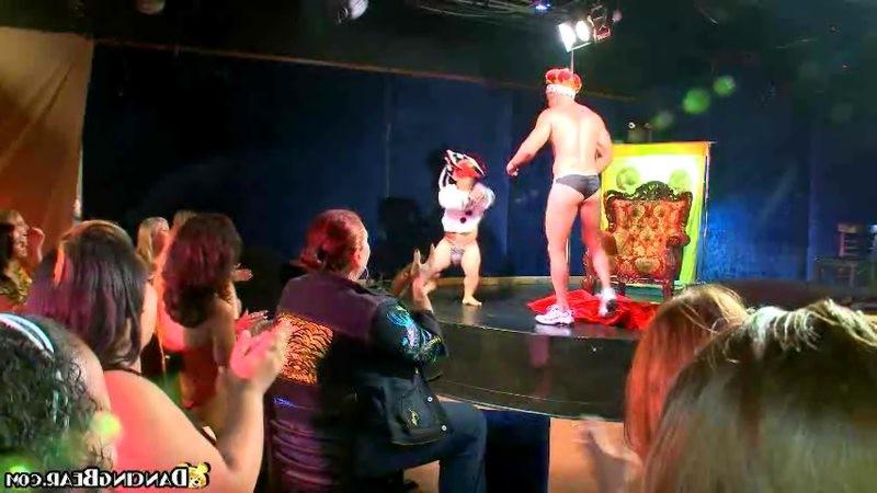 16P Male stripper blowjobs from the female audience