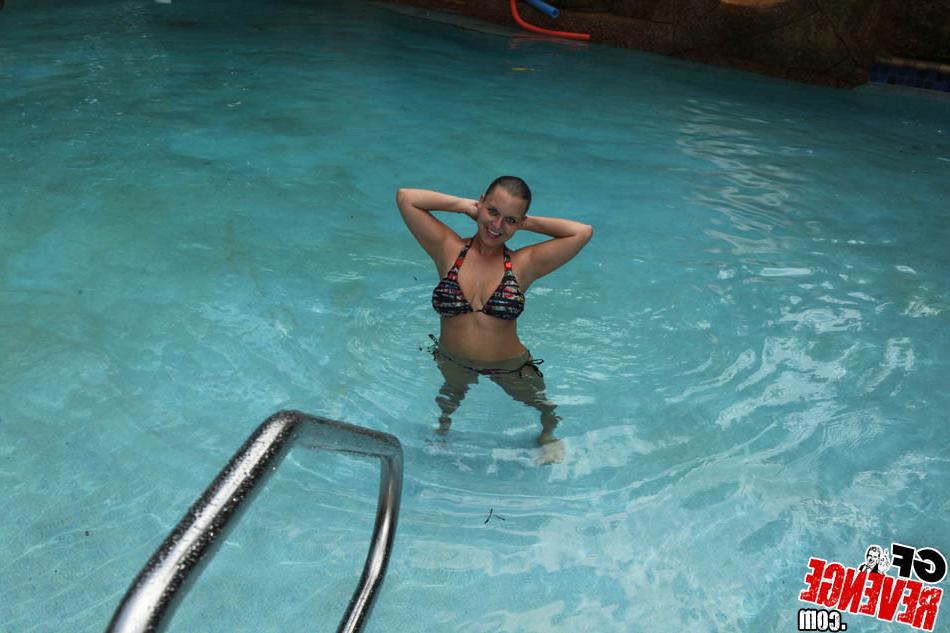 15P Big titted amateur girlfriend drops bikini to suck cock in pool