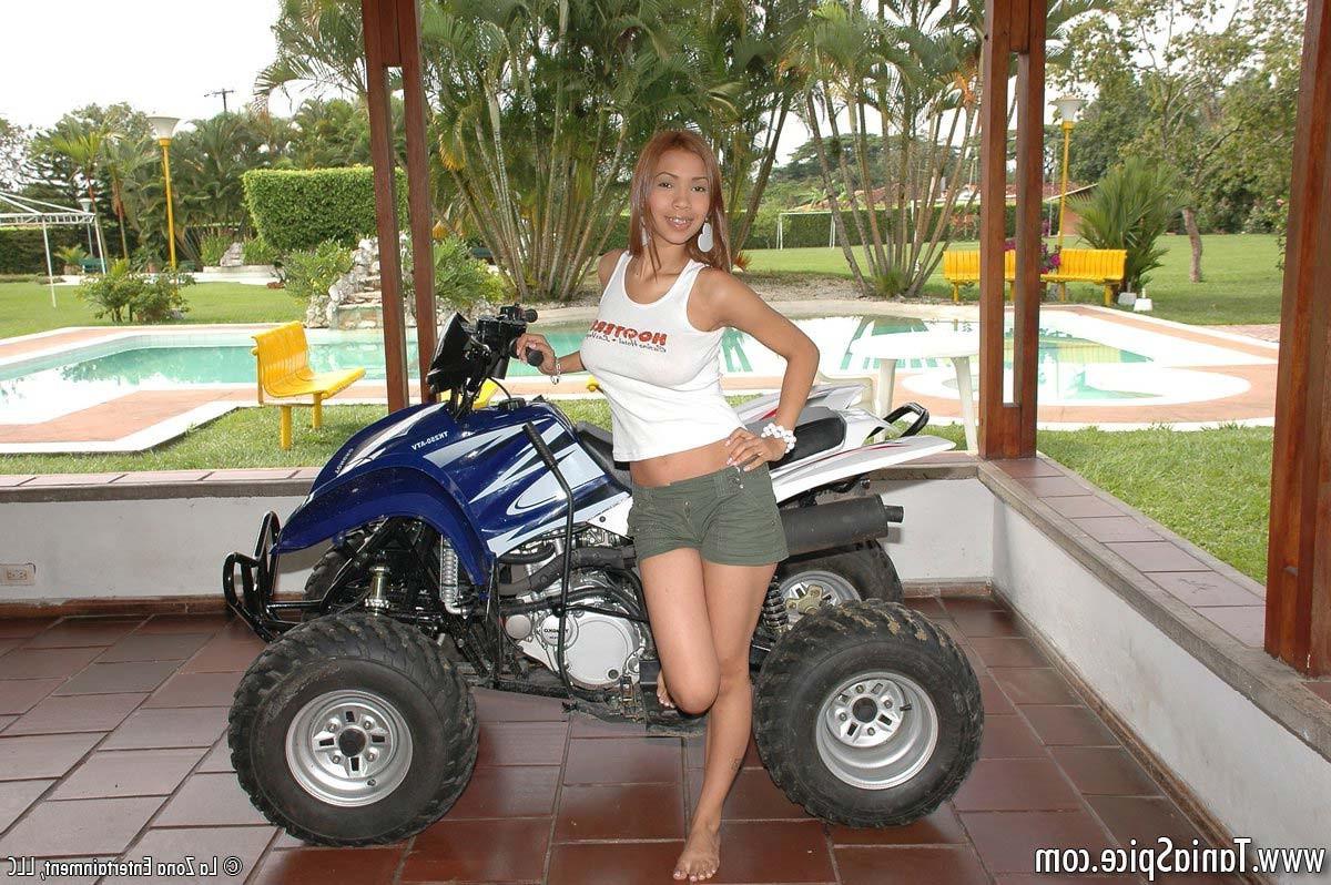 16P Busty latina teen girl outdoor topless