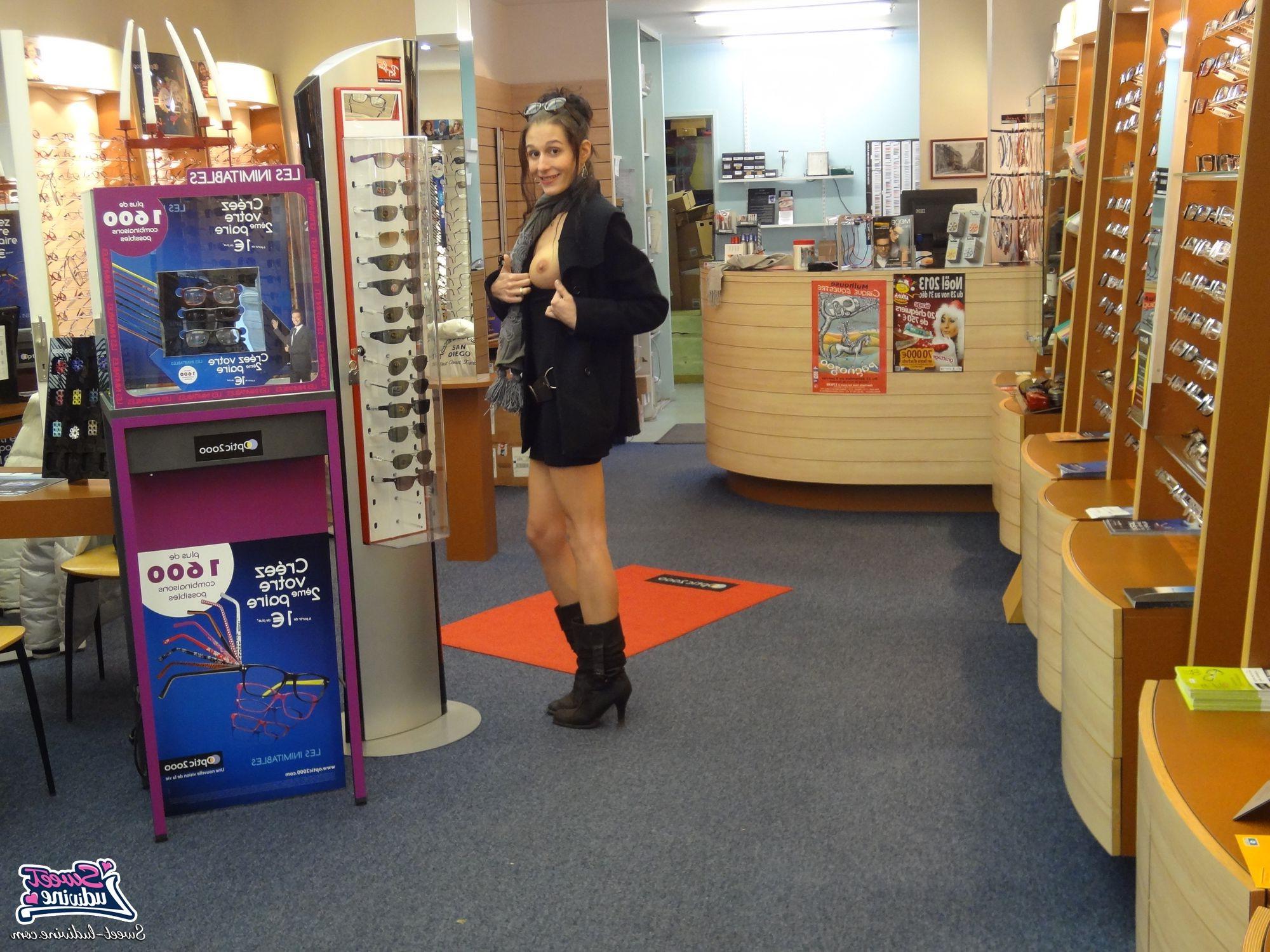 12P Babe flashing in store