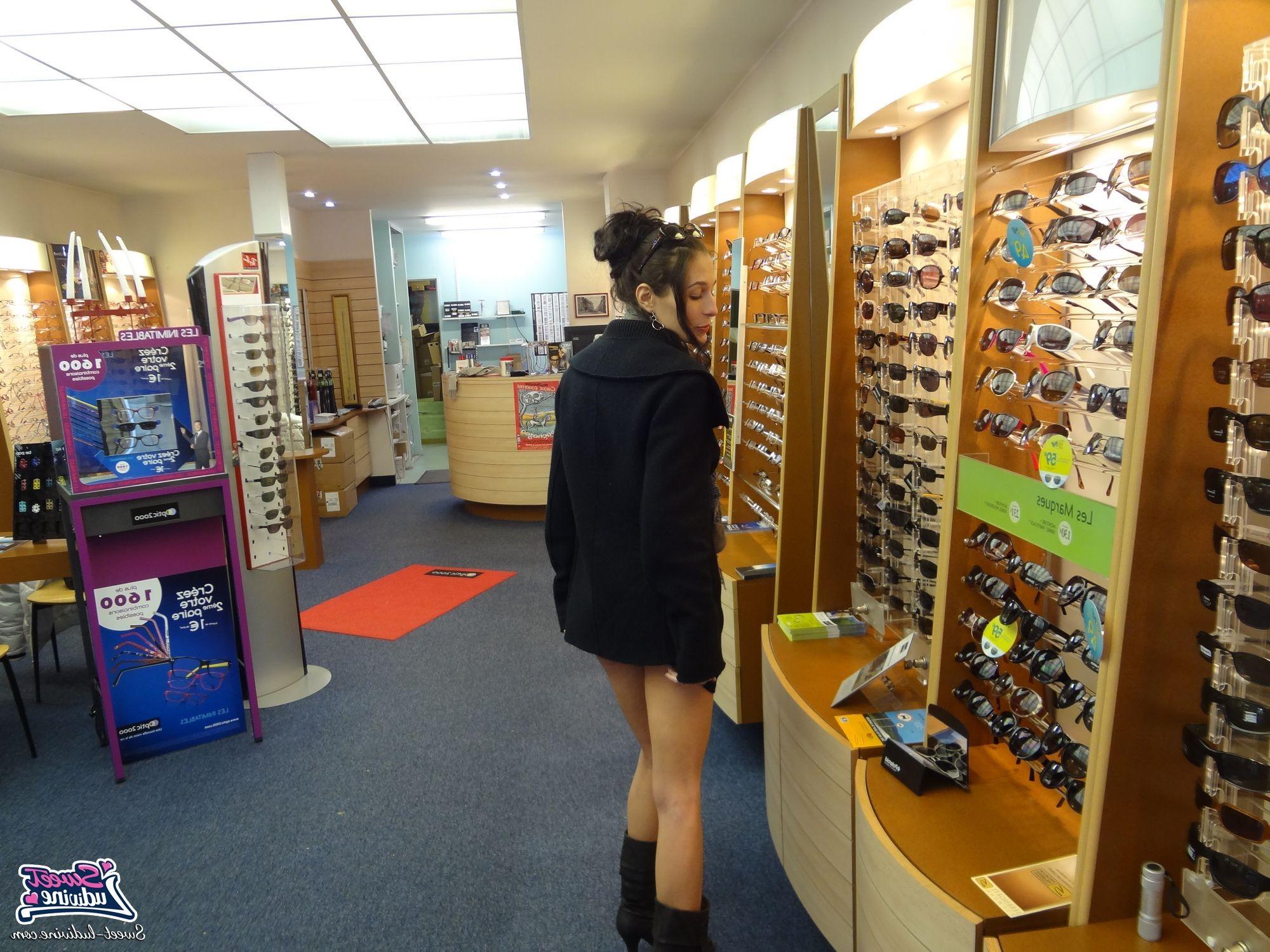 12P Babe flashing in store