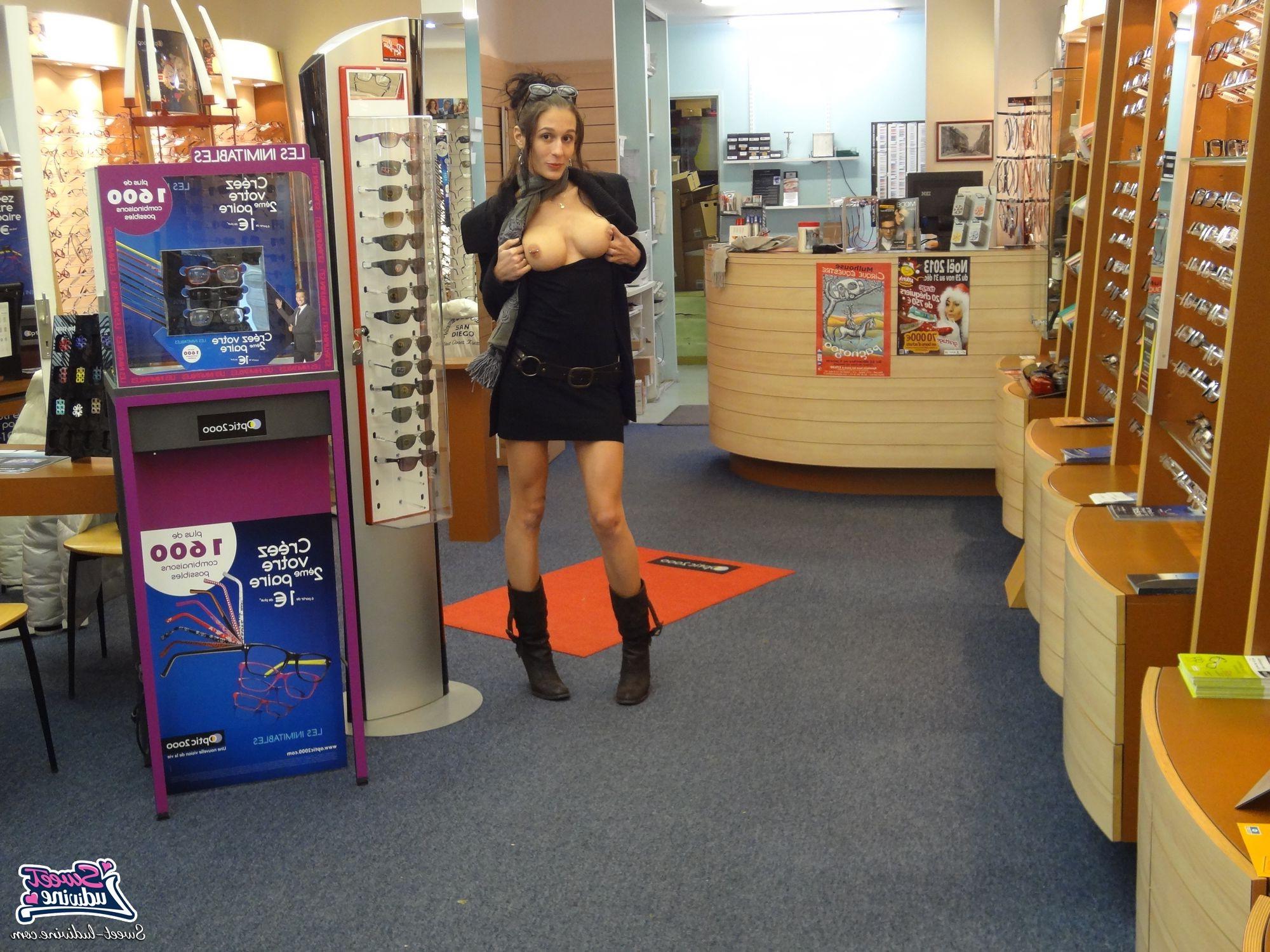 12P Babe flashing in store