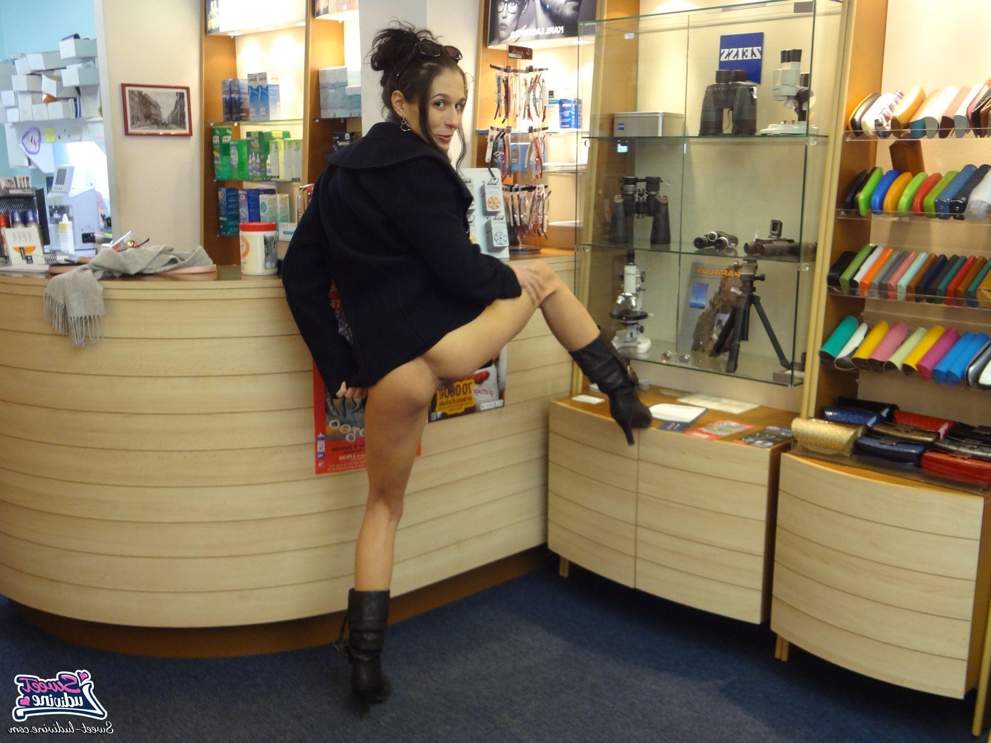 12P Babe flashing in store