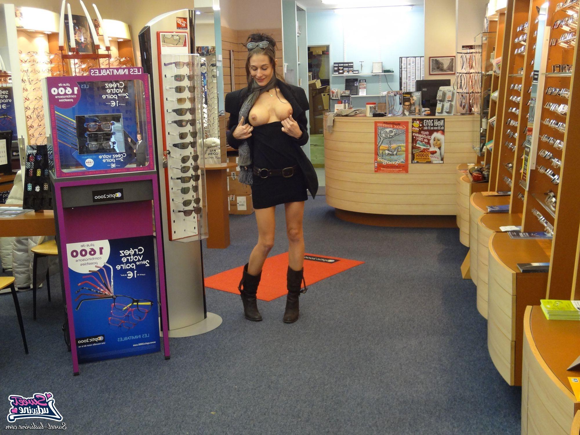 12P Babe flashing in store