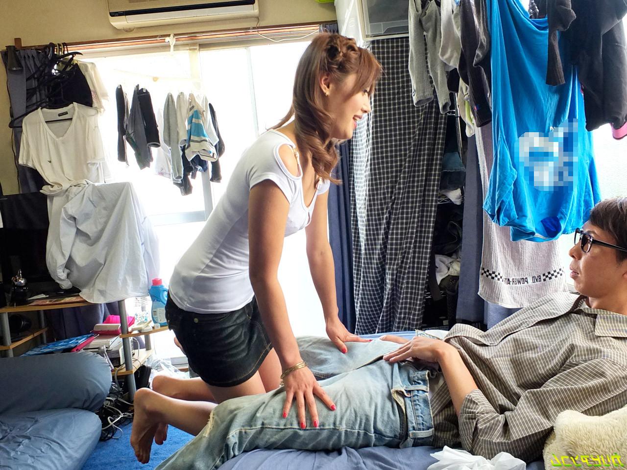 12P Japanese Babe Having Sex