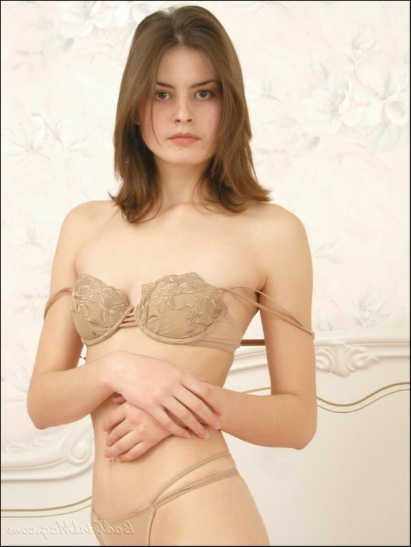 12P Lovely teen girl posing naked on the bed