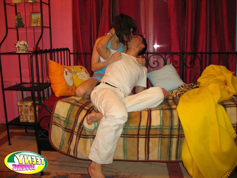 12P Kissing with her horny boyfriend 24/7