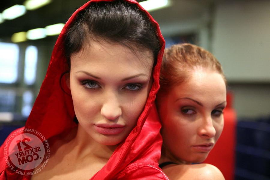 16P Hot and Heavy Girl on Girl Wrestiling Action