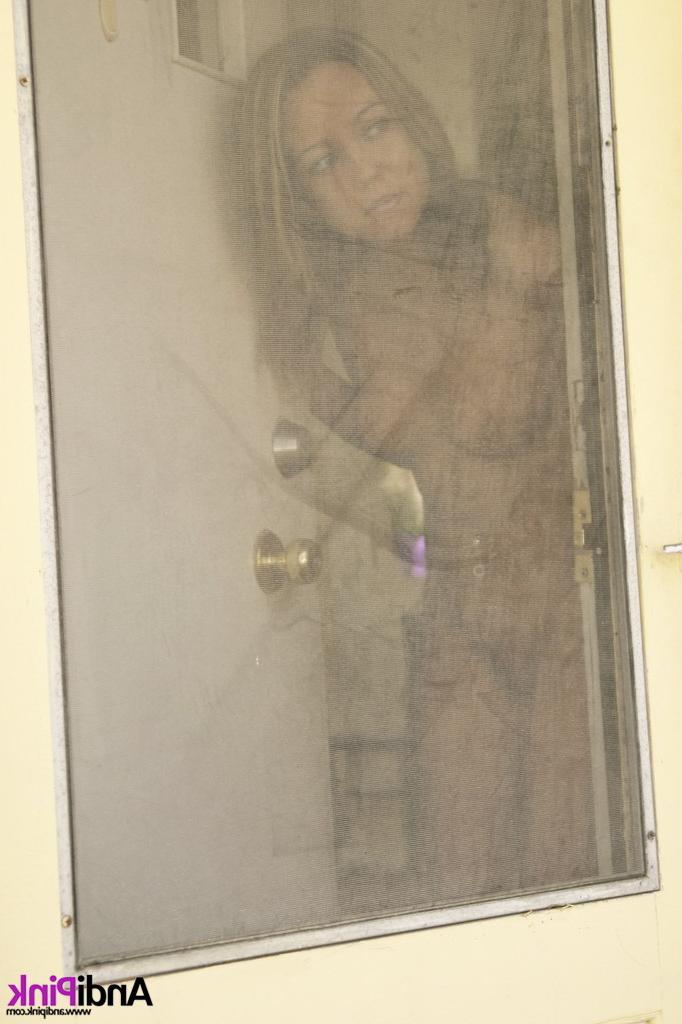 16P Cute teen girl answers doorbell nude