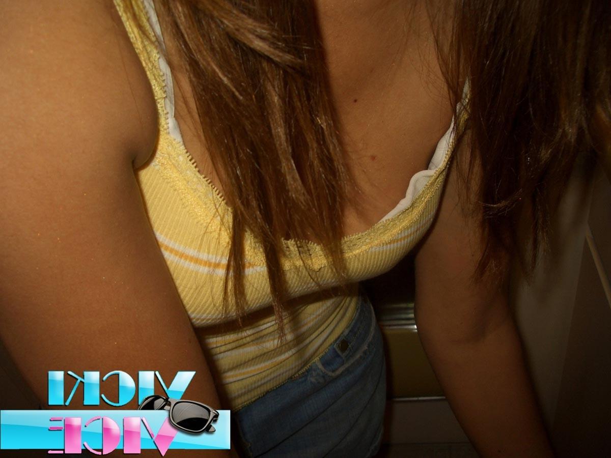 16P Candid pics of girl cooking