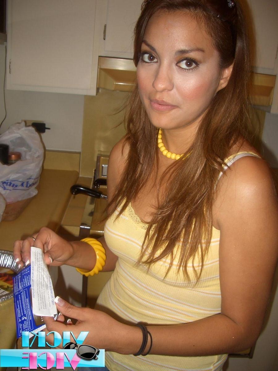 16P Candid pics of girl cooking