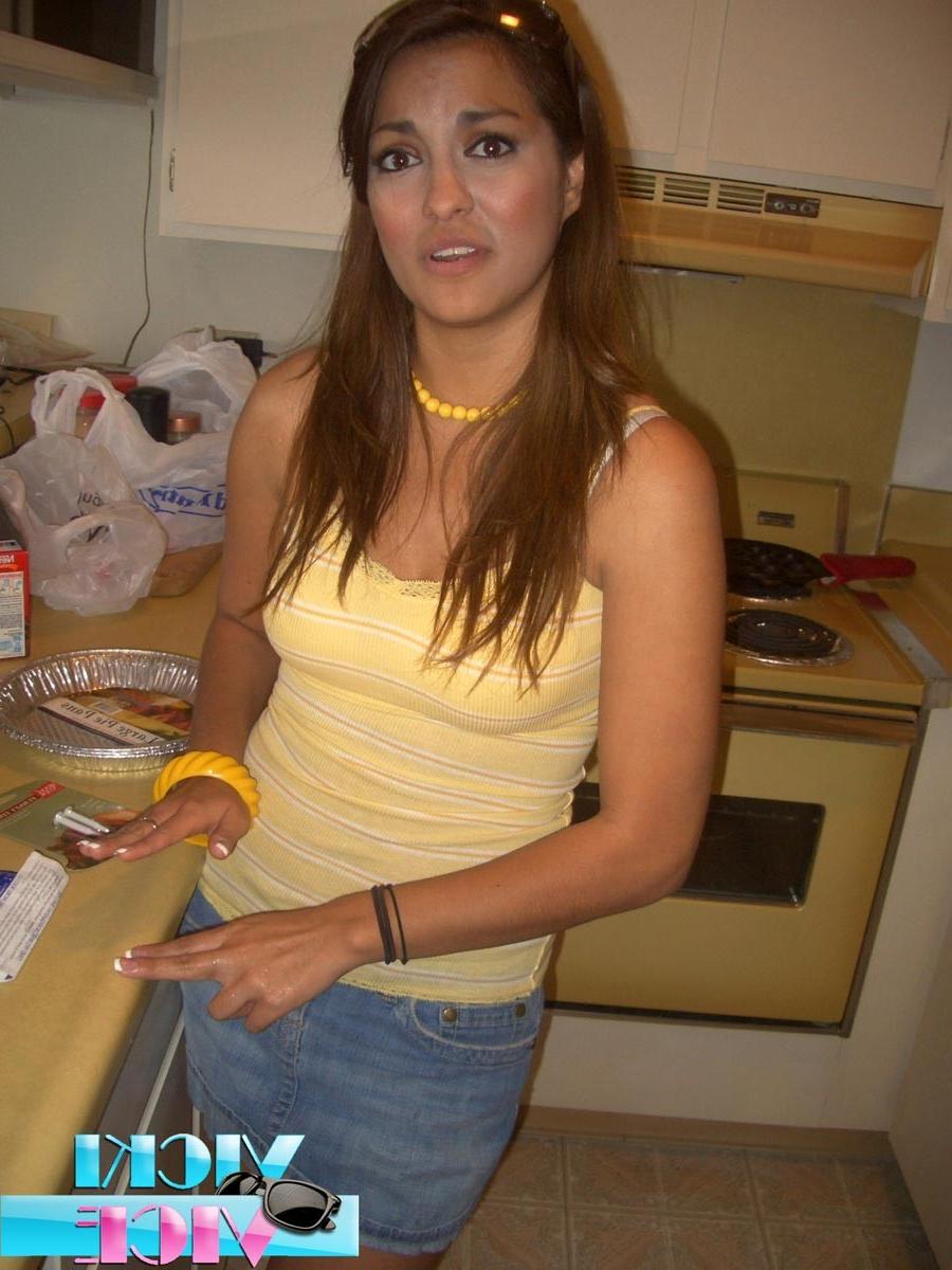 16P Candid pics of girl cooking