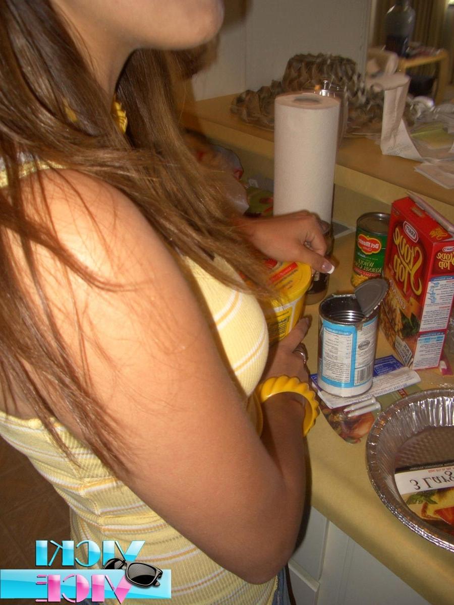 16P Candid pics of girl cooking