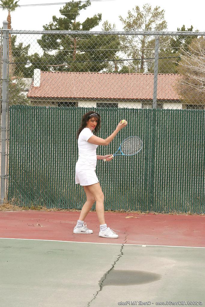 16P Older brunette MILF gets ready to plunge a tennis racquet