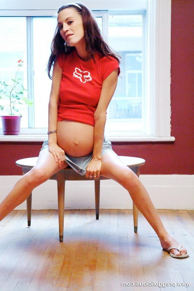 16P Pregnant brunette beauty in a jean skirt strips butt naked