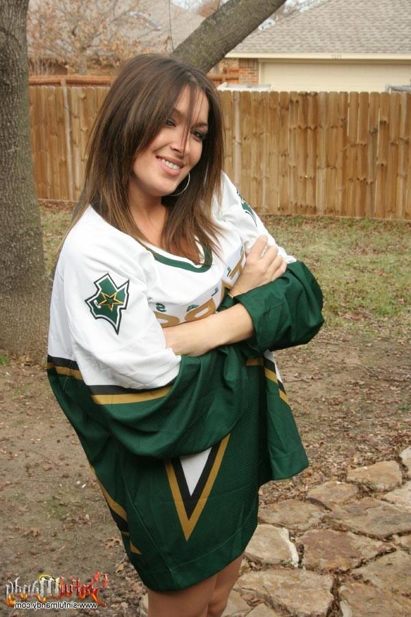 16P Busty brunette girl stripping outdoors