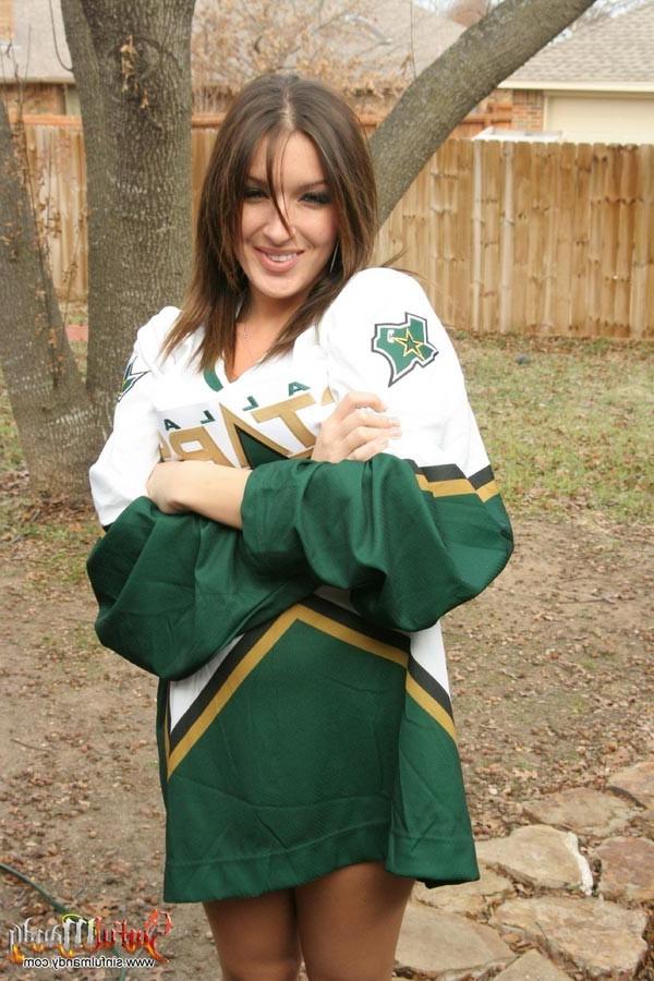 16P Busty brunette girl stripping outdoors