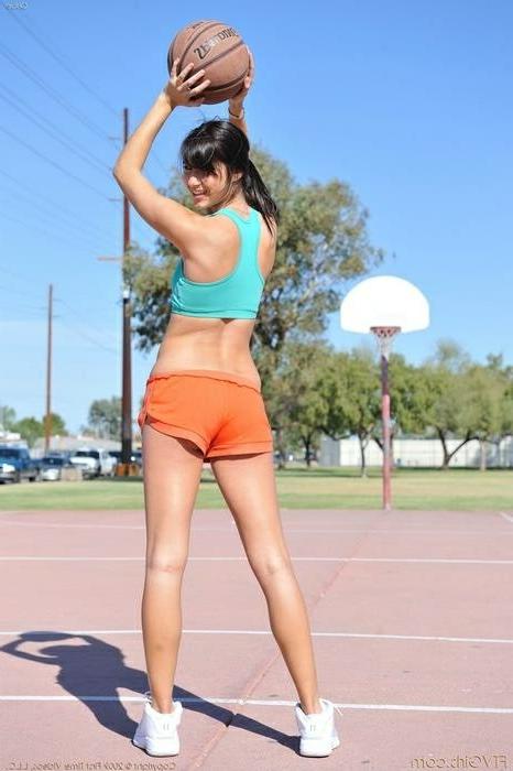 6P Tall Babe Playing Topless Basketball