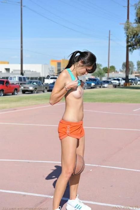 6P Tall Babe Playing Topless Basketball