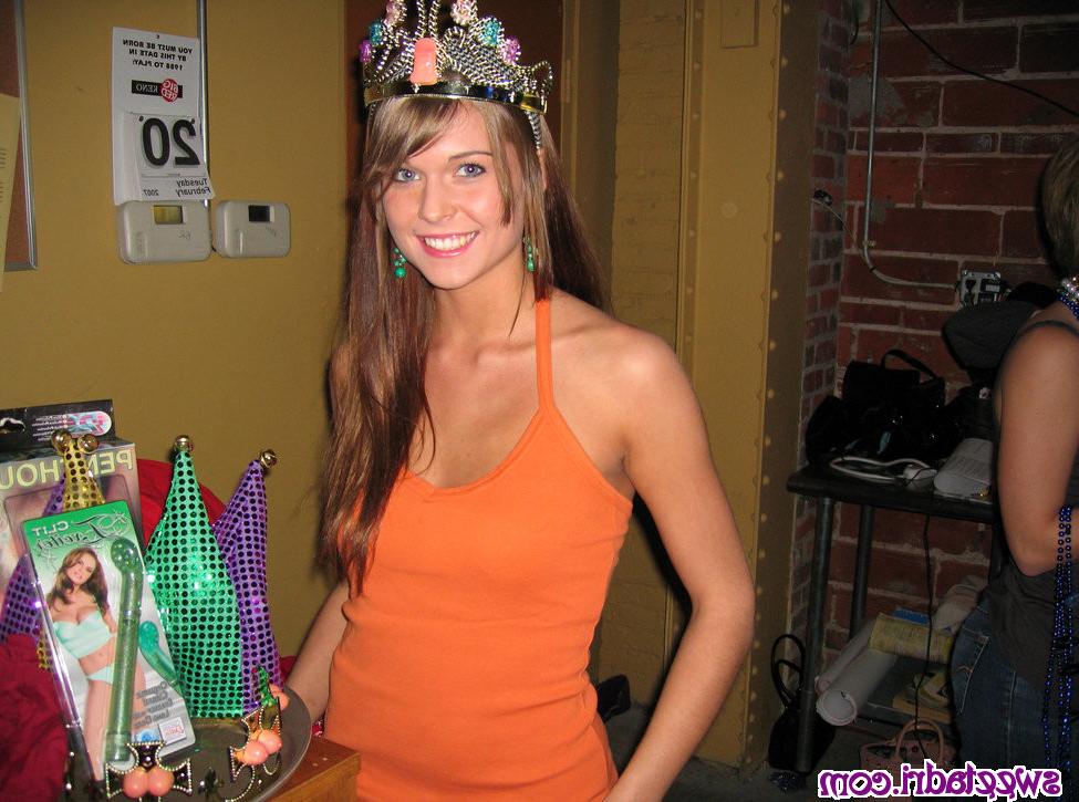16P SweetAdri out at a bar for madi gras