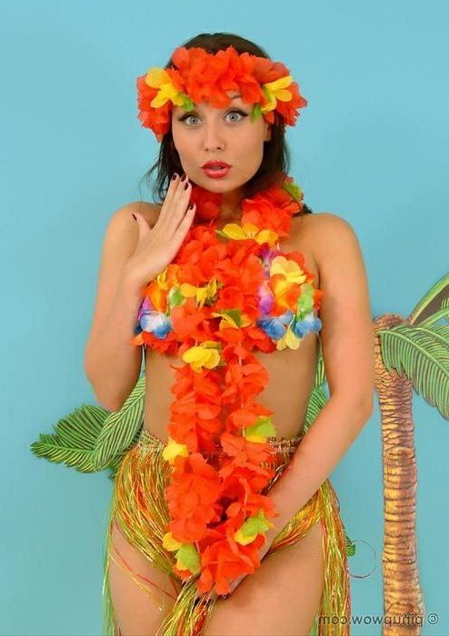 16P Carla In Hula Girl Striptease