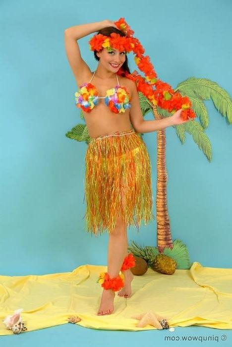 16P Carla In Hula Girl Striptease