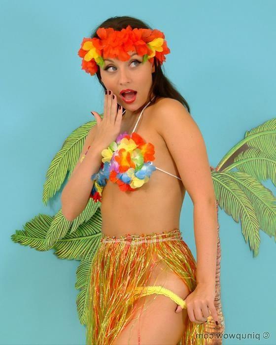 16P Carla In Hula Girl Striptease