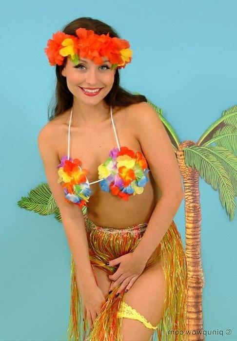 16P Carla In Hula Girl Striptease