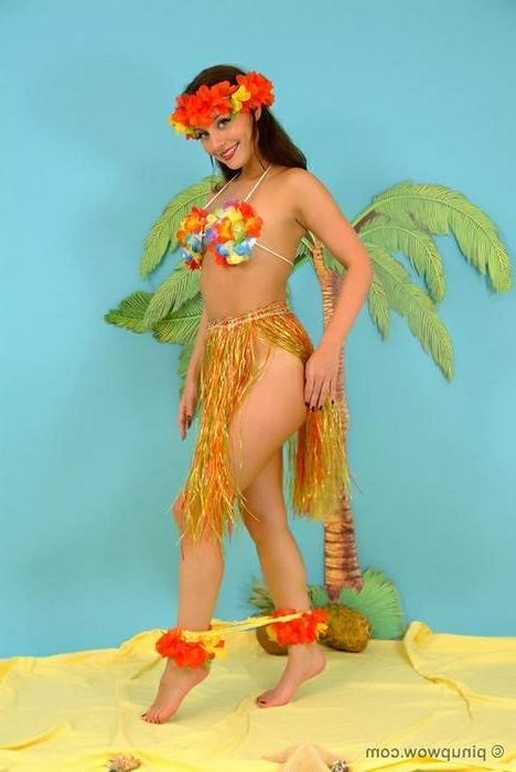 16P Carla In Hula Girl Striptease