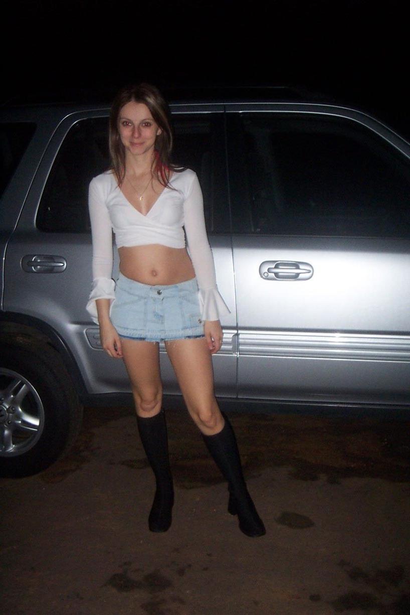 20P Amateur brunette girlfriend posing naked at home