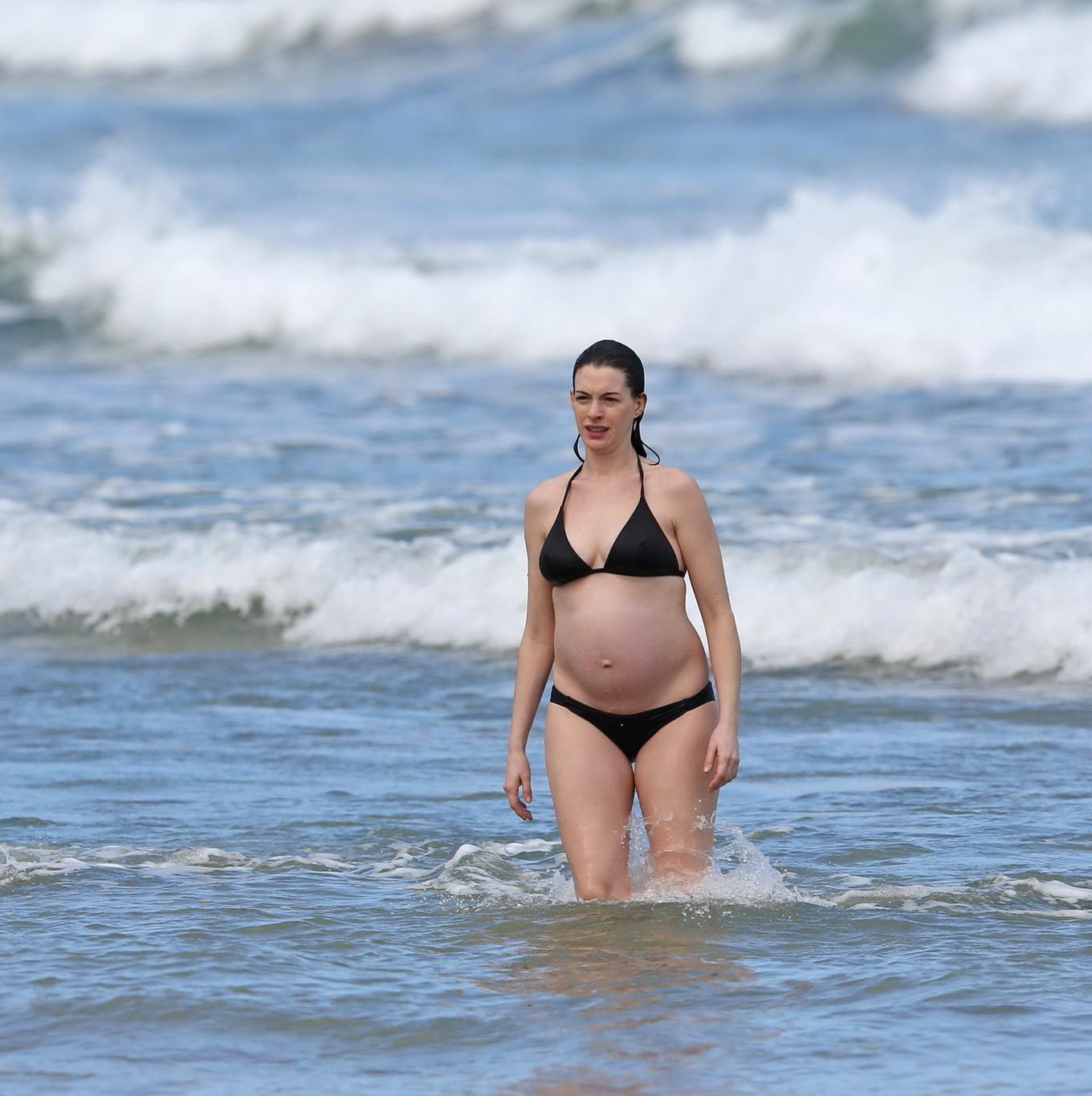 16P Anne Hathaway pregnant showing pokies in black bikini