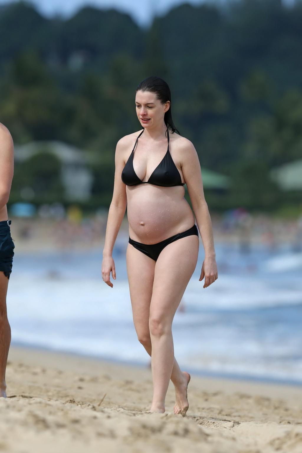 16P Anne Hathaway pregnant showing pokies in black bikini