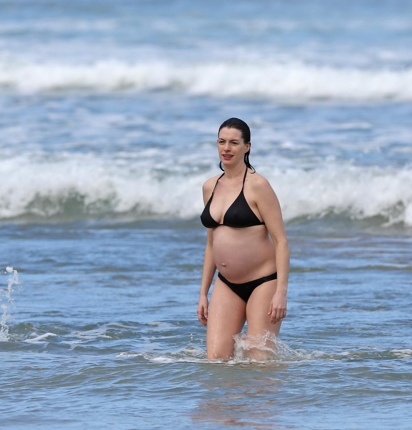 16P Anne Hathaway pregnant showing pokies in black bikini