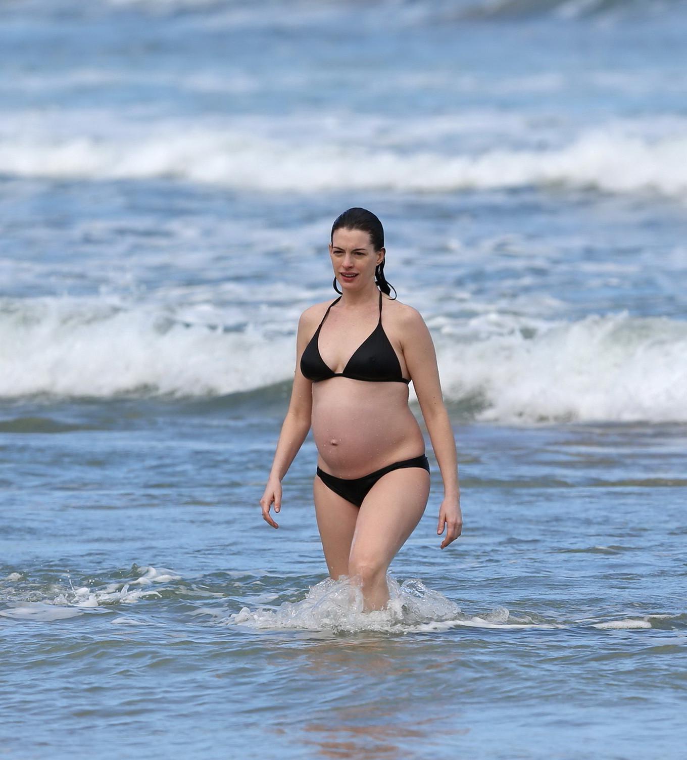 16P Anne Hathaway pregnant showing pokies in black bikini
