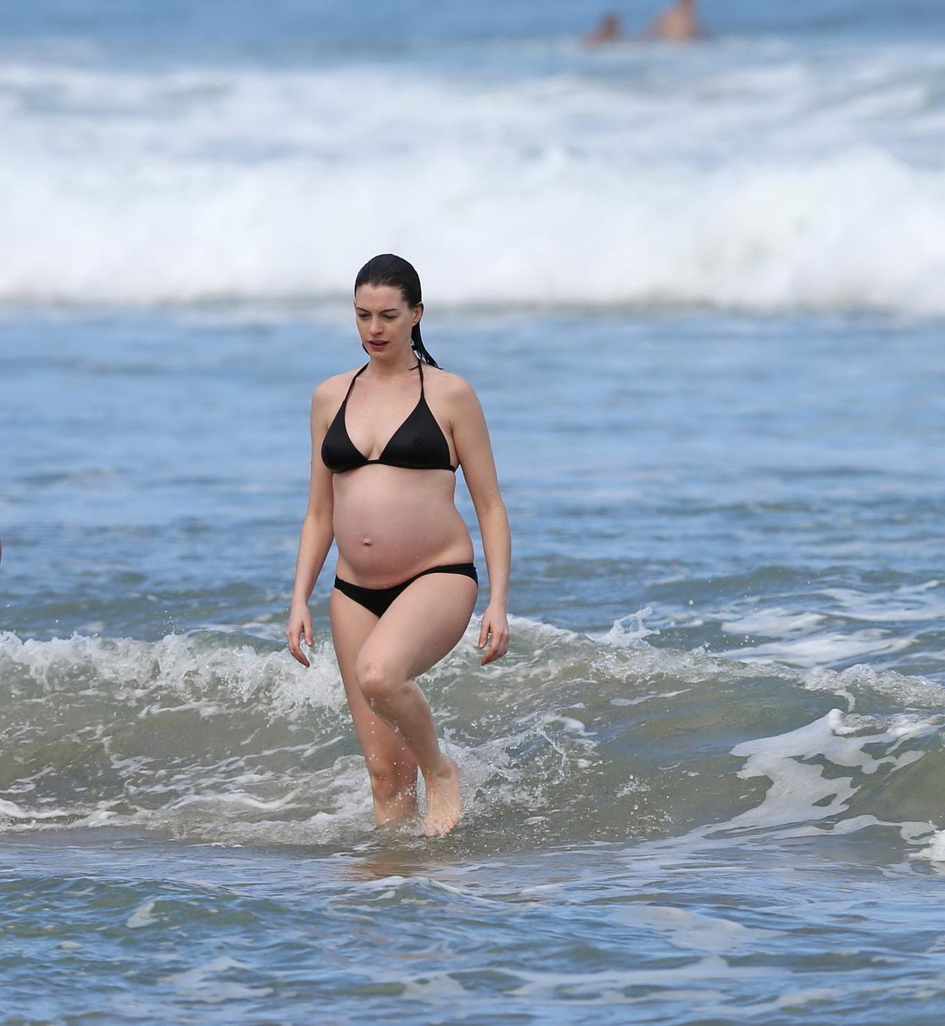 16P Anne Hathaway pregnant showing pokies in black bikini