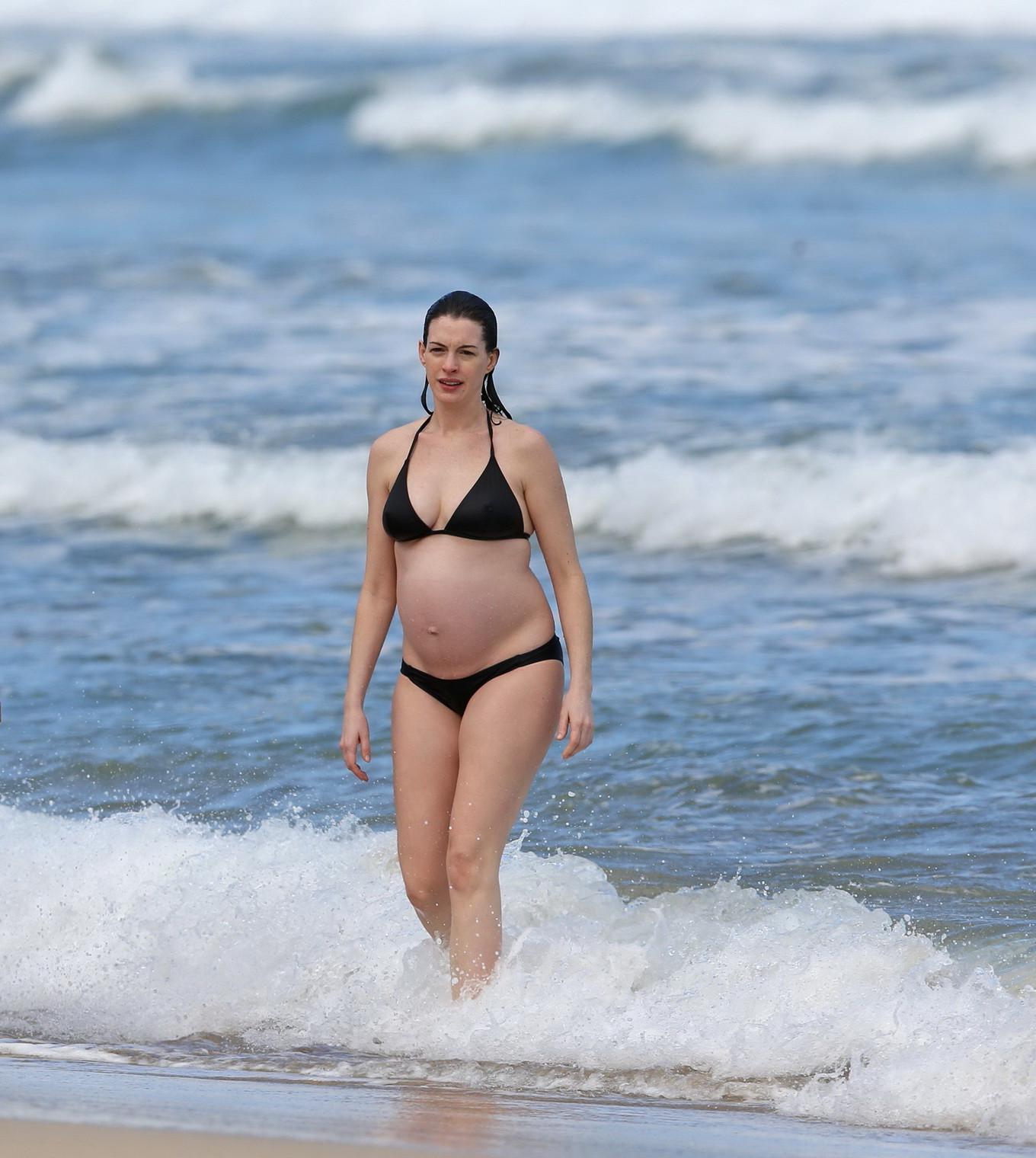 16P Anne Hathaway pregnant showing pokies in black bikini