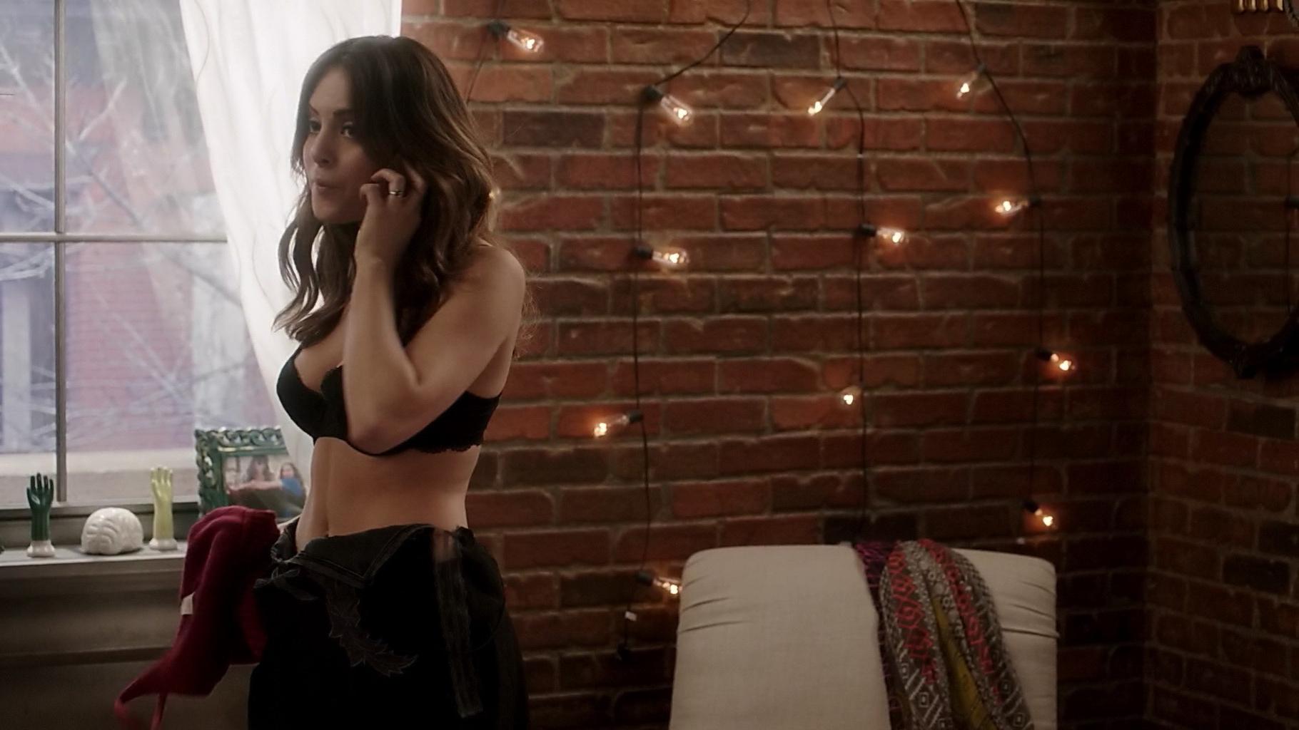 16P Elizabeth Gillies busty in skimpy black bra on the set