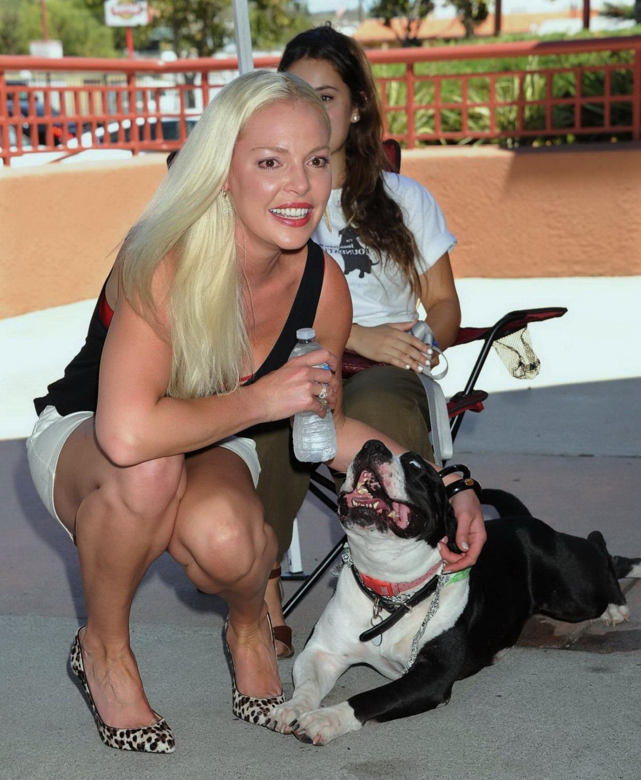 16P Katherine Heigl cleavy and leggy flashing her red bra