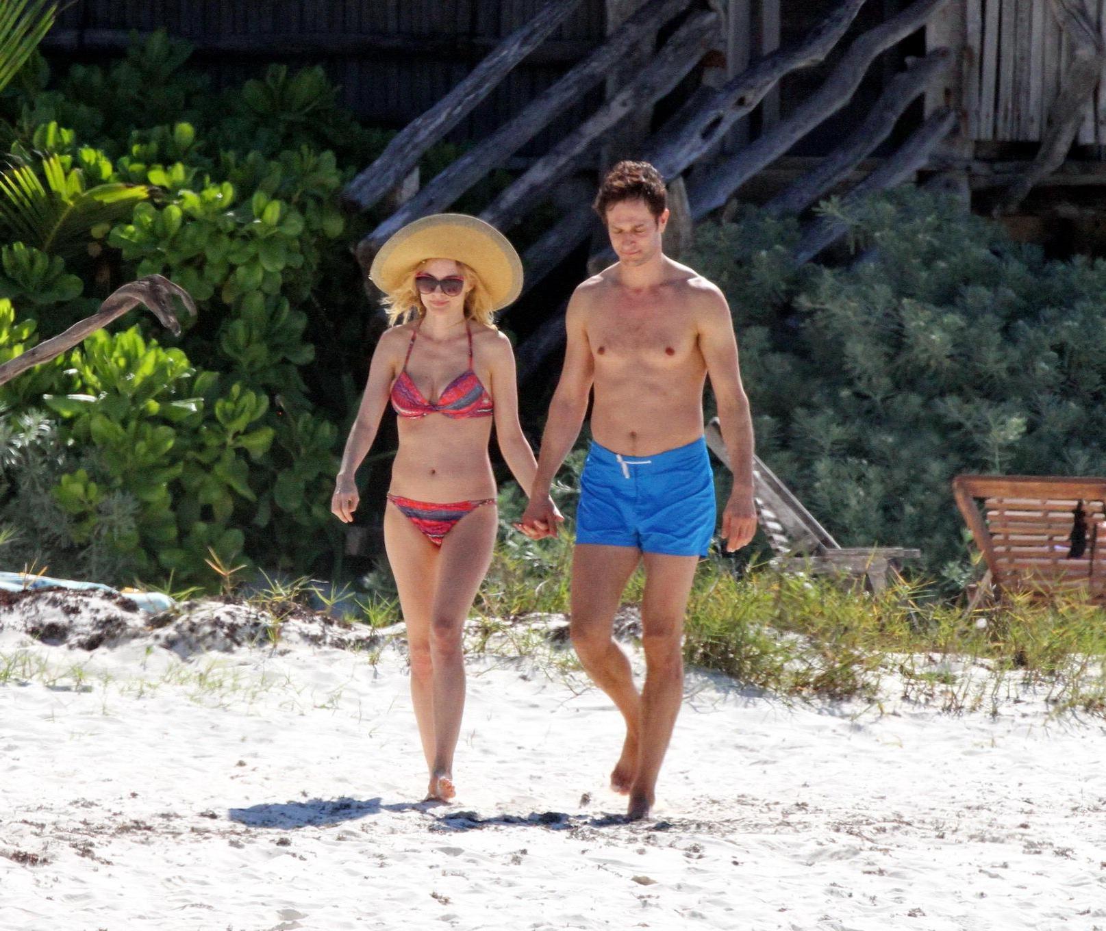 16P Heather Graham showing off her bikini body on a Mexican beach