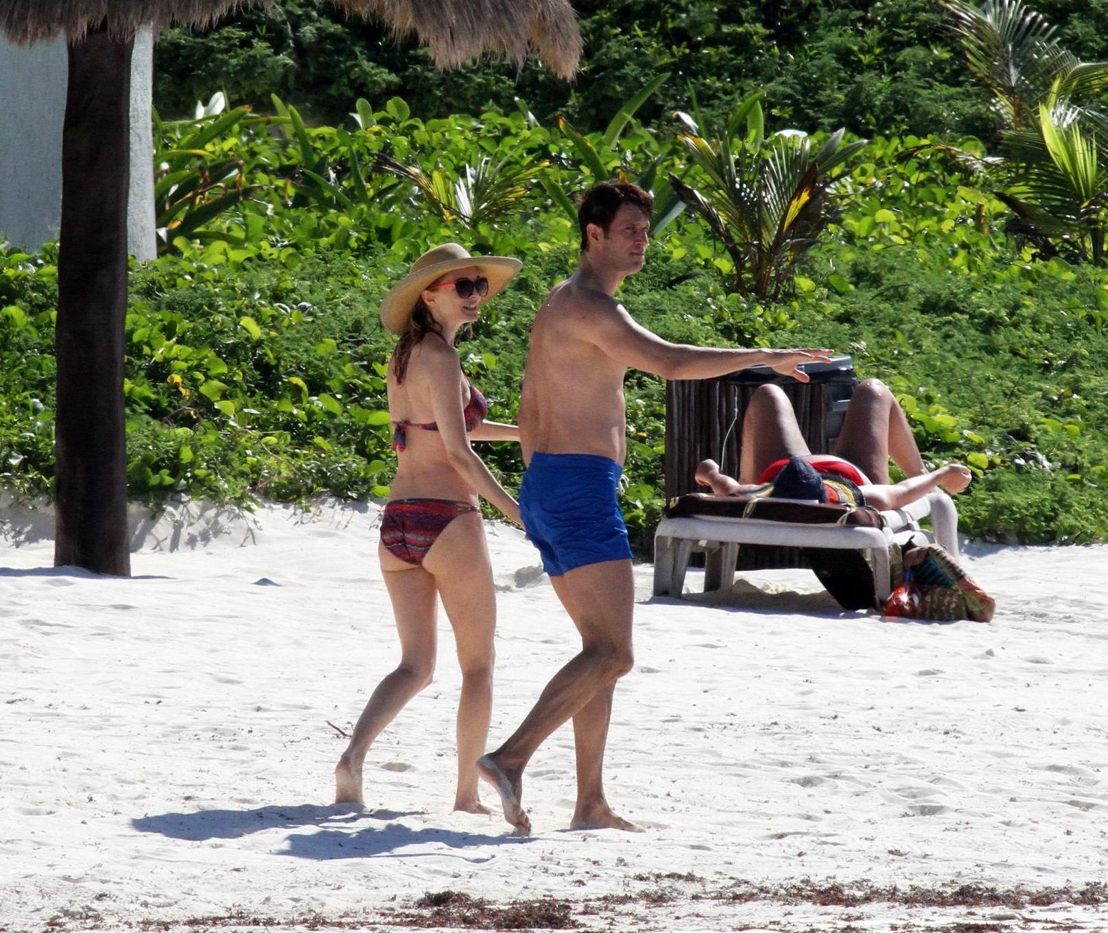 16P Heather Graham showing off her bikini body on a Mexican beach