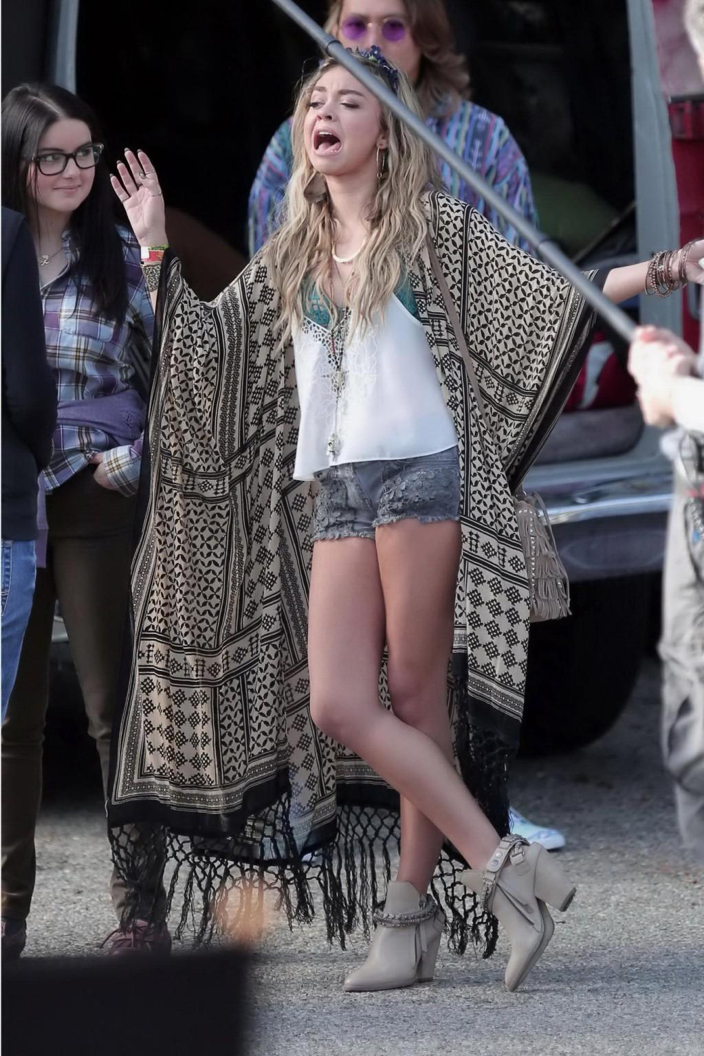 16P Sarah Hyland bra peek and leggy on the set of Modern Family in LA