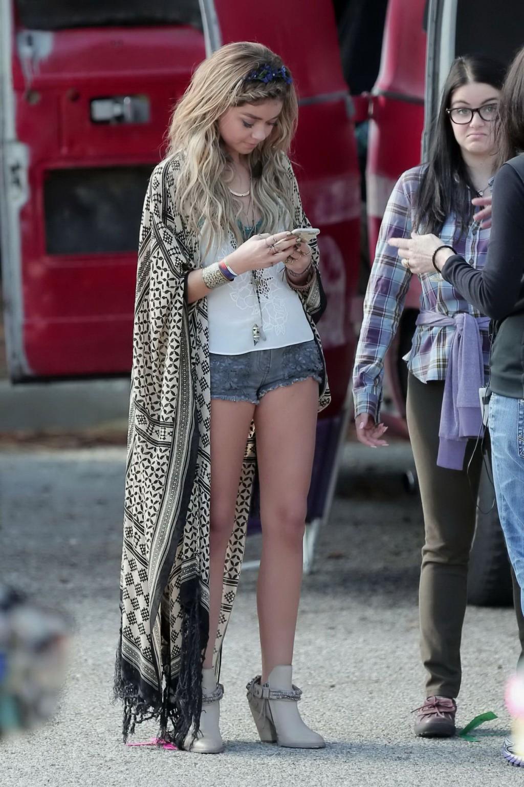 16P Sarah Hyland bra peek and leggy on the set of Modern Family in LA