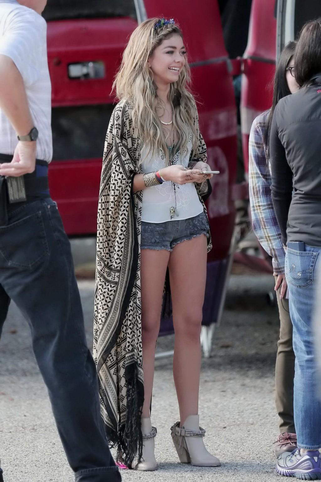 16P Sarah Hyland bra peek and leggy on the set of Modern Family in LA