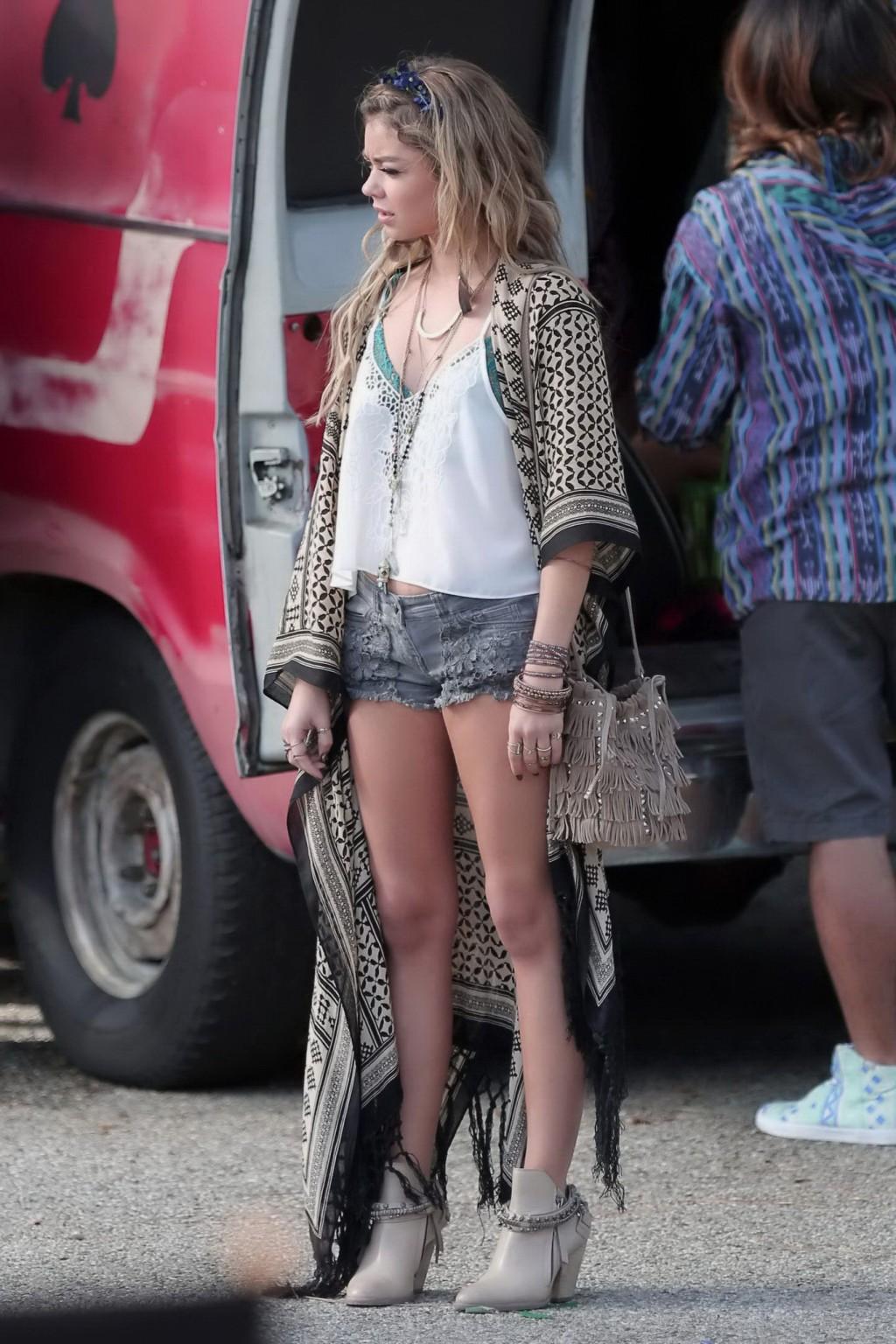 16P Sarah Hyland bra peek and leggy on the set of Modern Family in LA