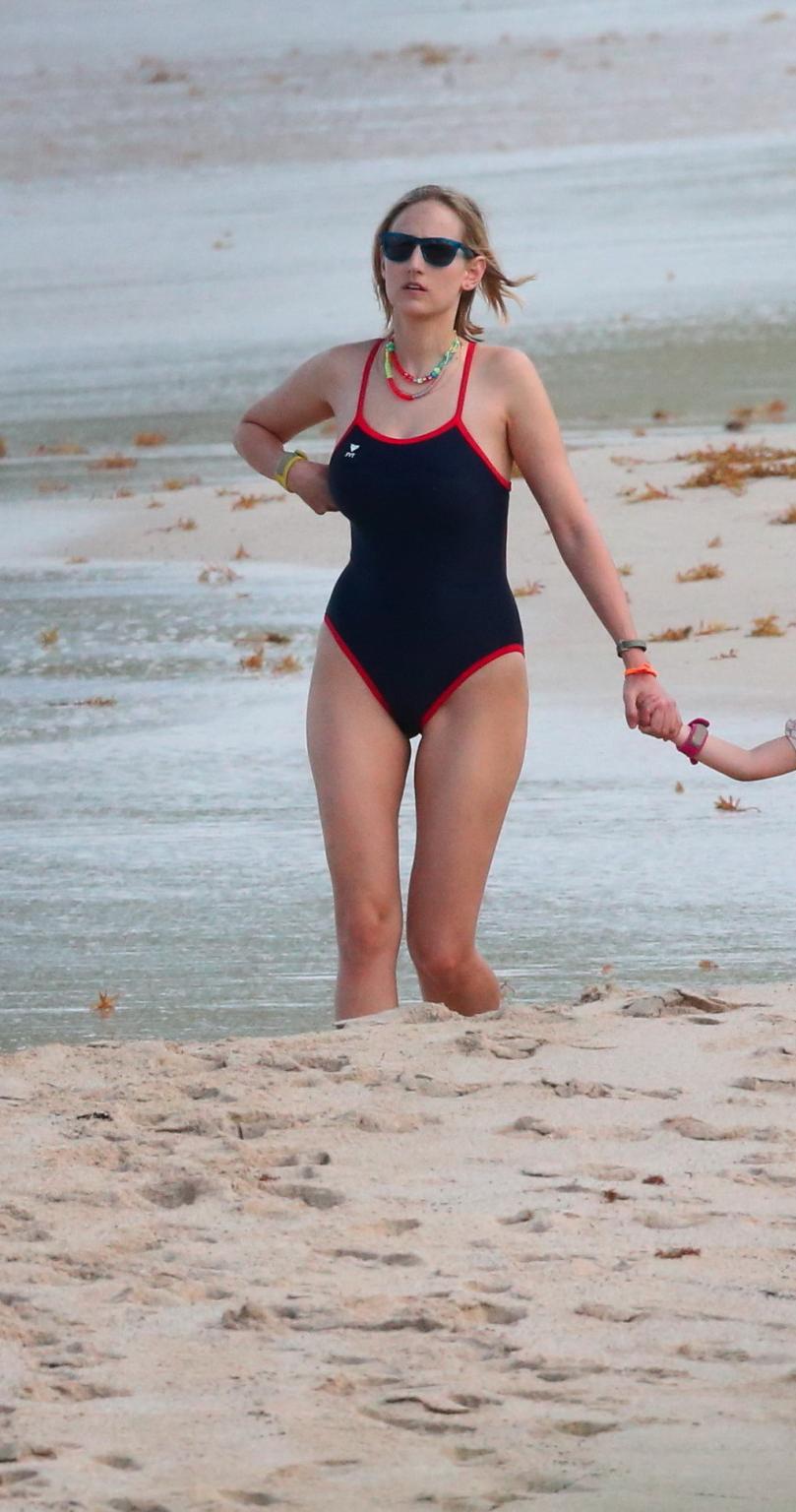 16P Leelee Sobieski showing her big boobs and ass in retro monokini at the beach in 