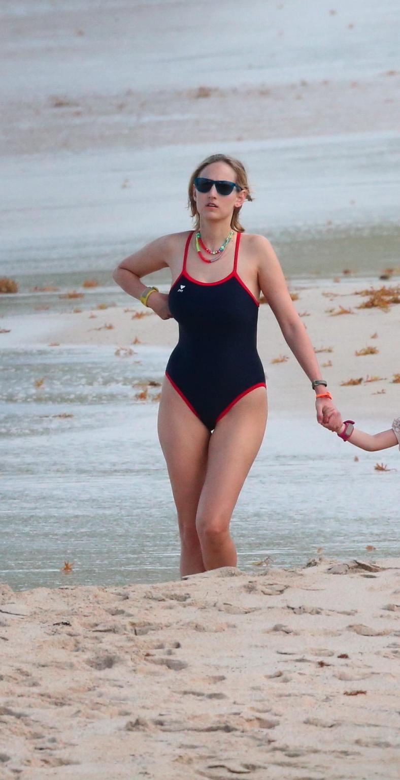 16P Leelee Sobieski showing her big boobs and ass in retro monokini at the beach in 