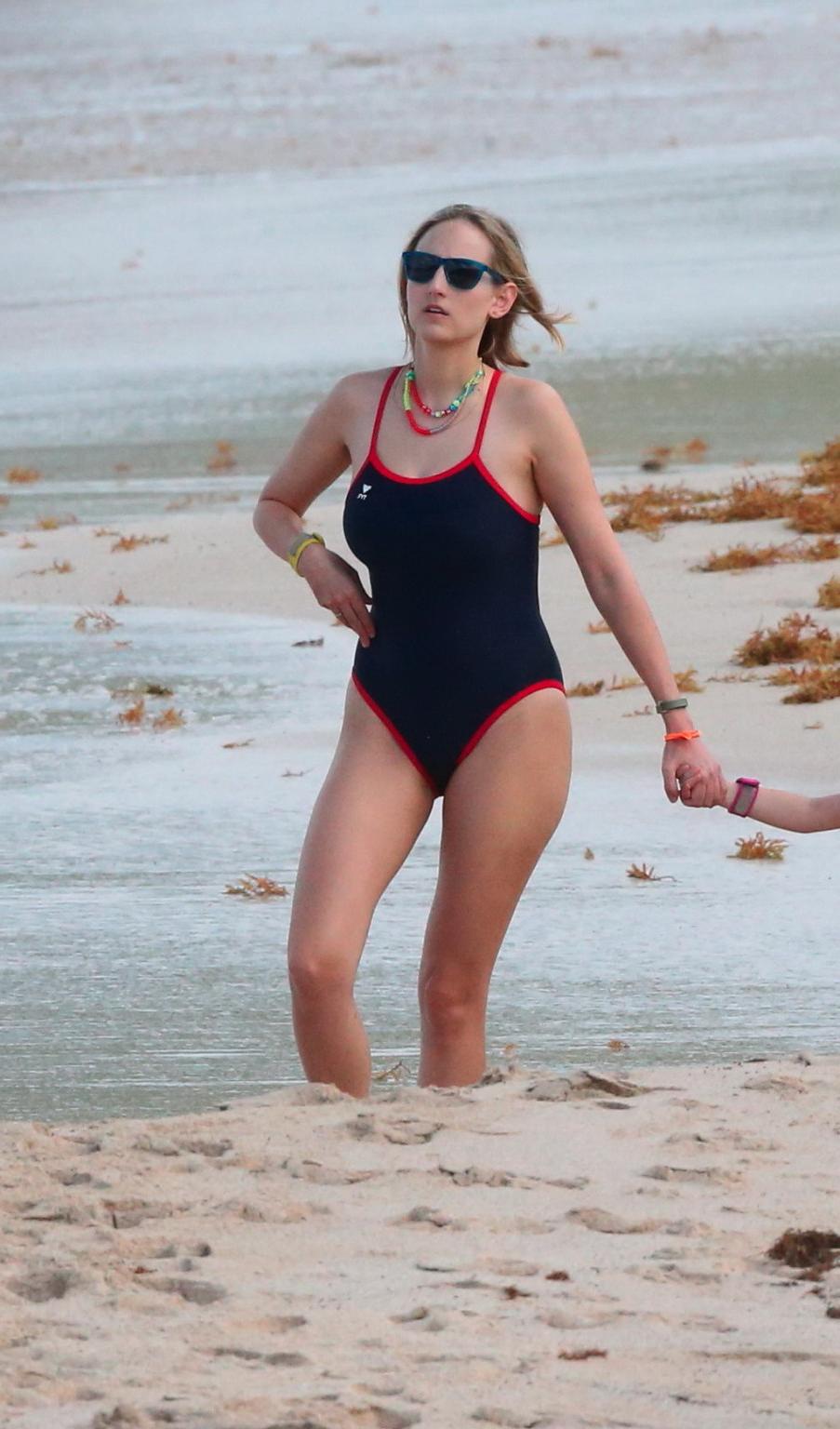16P Leelee Sobieski showing her big boobs and ass in retro monokini at the beach in 